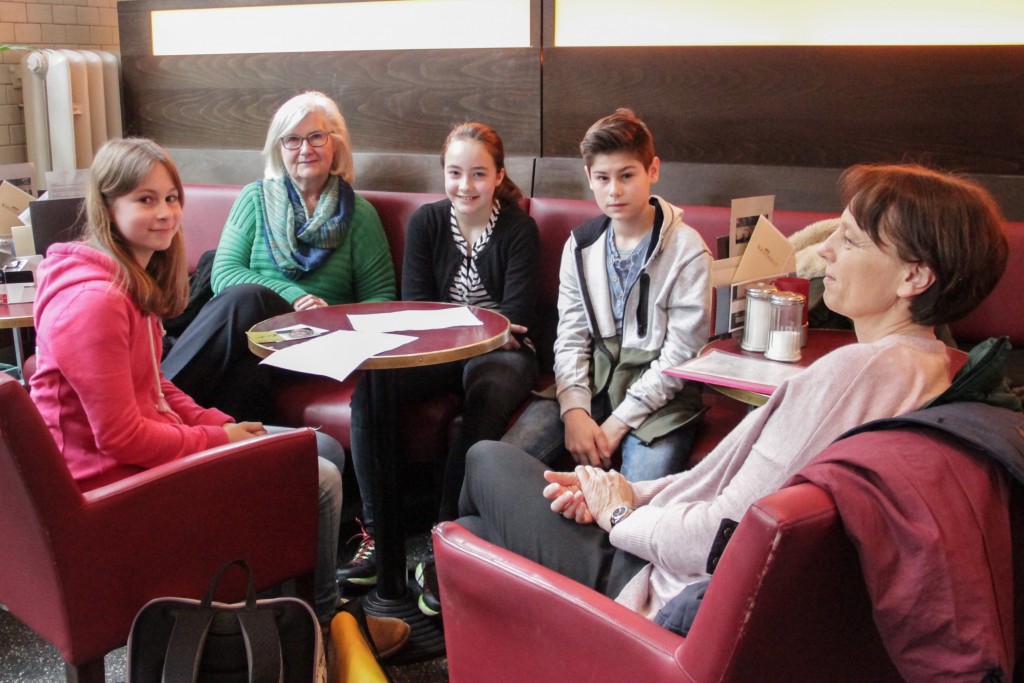Die Autorin Dagmar Chidolue im Interview mit SchülerInnen des MaxErnst