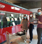 Die Ausstellung zu den Projekttagen “Vielen Schulen, ein Buch 2021” ist wieder in der Universitäts- und Stadtbibliothek!